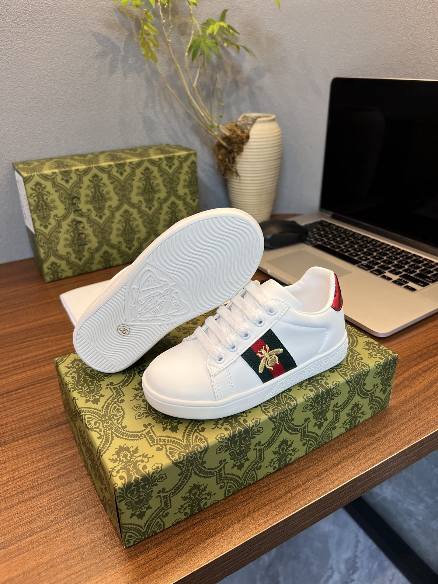 Children's shoes child